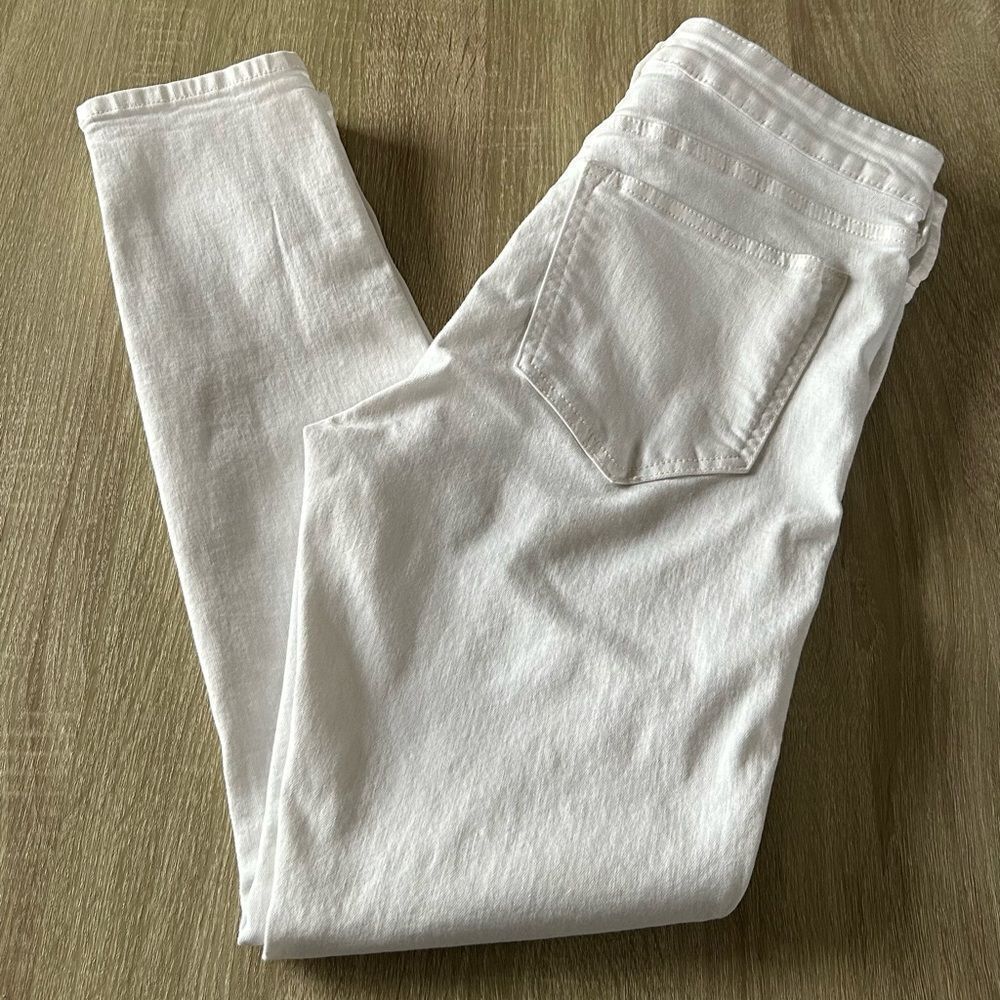 NWOT … H&M “Size: 8” White Jeans